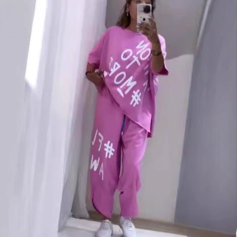 Un vestido con estampado de letras, cuello redondo y bolsillos abiertos.