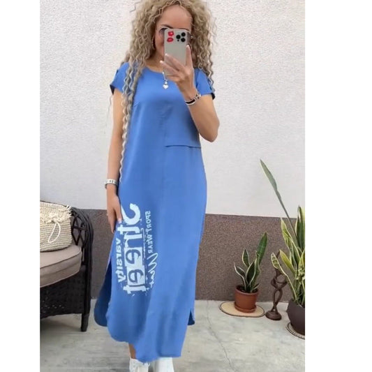 Un vestido con estampado de letras, cuello redondo y bolsillos abiertos.