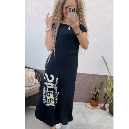 Un vestido con estampado de letras, cuello redondo y bolsillos abiertos.