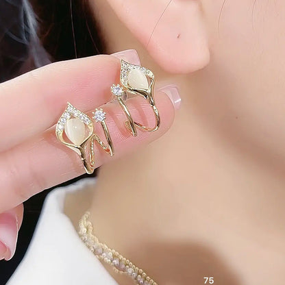 🌸✨ Pendientes de Ojo de Gato con Flores y Brillantes – Elegancia y Romance en Cada Detalle 💖💎