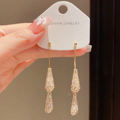✨ Elegantes pendientes en forma de lágrima: ¡estilo chic francés con circonitas brillantes! 💎🤍