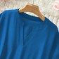 👚 49% RABATT! 🔥 Modern, Lös Kortärmad Topp – V-ringning med Skåra, Asymmetrisk Fåll & Lätt Tyg (5 färger, S–2XL) 🌸