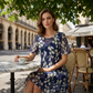 💎 49% RABATT! 💎 Kortärmad trapetsklänning – Elegant blommönster, dubbelskiktad chiffong och smickrande knälång skärning 👗💙